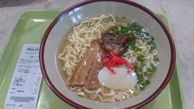 宮古行き搭乗口横の売店でソーキそば。翌日から台風上陸予定で動ける時間は少ないだろうからこの日は観光に集中、食事も済ませておこうっていう作戦