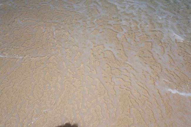 こんなにも透明な水とサラサラの砂。離島ってやっぱり違うなぁ