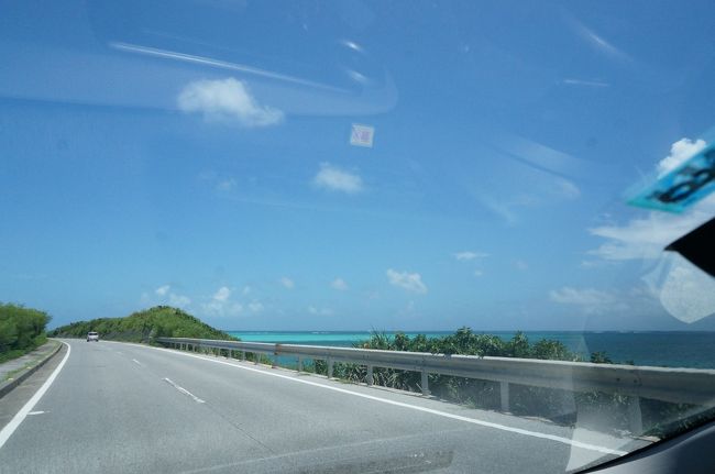 砂山ビーチの駐車場横の更衣室で水着を着て砂山登山で汗だくの服を着替えて、いざ次のスポットを目指しさらに北上！