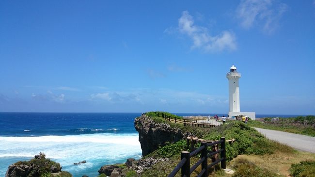 東平安名岬灯台にも昇ってみる。料金は200円、階段は100段ほど。運動不足の体にはこたえますw