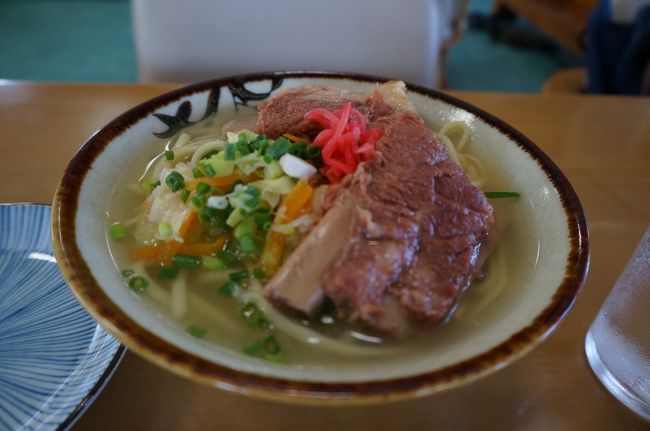 夫が頼んだソーキそば。