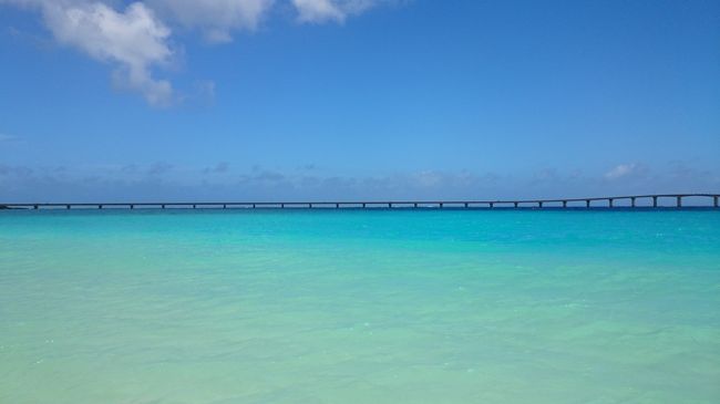 奥に見えるのが来間大橋です。天国のようです。