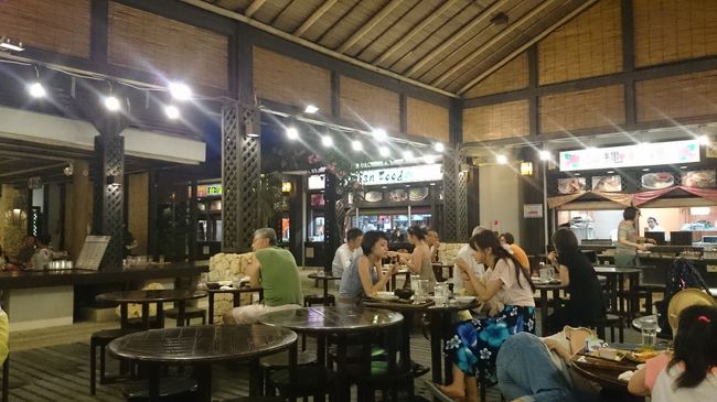 宿泊予定のウェルネスヴィラブリッサに行くと、系列のブリーズベイホテルにチェックインするよう案内されました。ブリッサは他ホテルに比べ設備的に劣り、スタッフも少ないため、何かあっても対処できないからという理由でした。自炊楽しみにしてたけどなぁ。こればかりはしょうがないからホテル前の琉球の風屋台村でディナー。値段は高めでしかもセルフ。