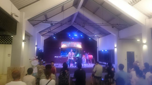 近くのステージで三線ライブも行われてました☆朝早くから動きまわり、翌日も台風くるまで動き回りたいので早めに就寝。