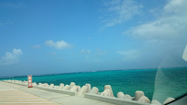 海の色はエメラルドグリーン