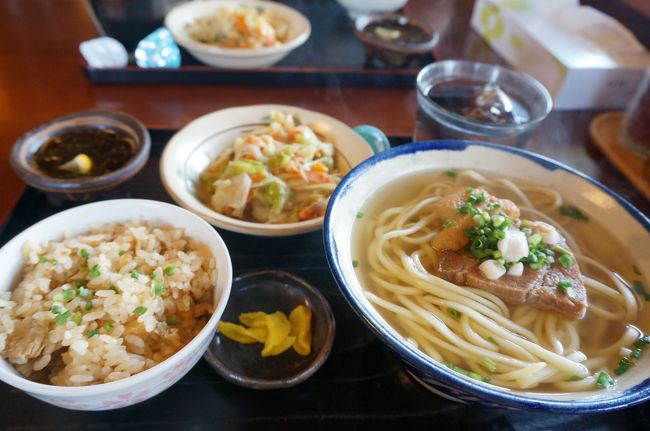 宮古そばセット。そば、ジューシー、小皿料理、もずく、漬物、飲み物がついてなんと750円！大満足の内容です！味はかなりあっさりめですが製麺所だけあって麺が美味しい♪
