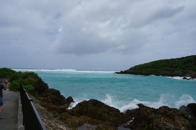 岩に打ち付ける波。近づけないくらい高くなってきた