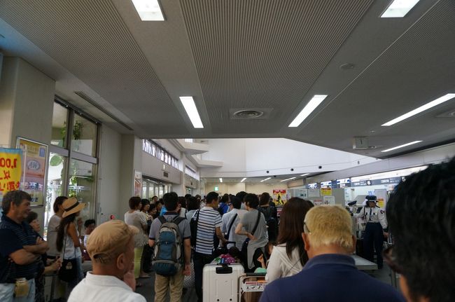 前日欠航便に乗るはずだった人たちも多く、空港はごった返してました。この日は少しのディレイで飛んでくれたので幸運でした。