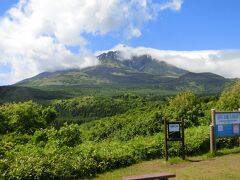 利尻富士の雲が薄くなって頂上がときどき顔をのぞかす
沼浦湿原展望台