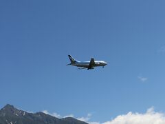 おや？
飛行機がずいぶん低いぞ。
着陸。
すぐそばに利尻空港があった。