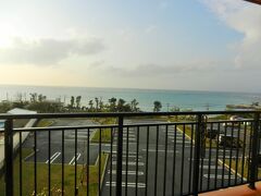 おんなの駅で休憩したらホテルに向かいます。

今回はカフーリゾートフチャク コンド・ホテルにしました。
お部屋はコンド棟。

２ベッドルームでとってもきれいでした。

写真はお部屋からの眺め。
左端の方はちょうど工事中でしたが、知っていたので特に問題なく…。

このホテル、気に入ったのでリピートするかもしれません。
レンタルできるものが多く、子連れには本当におすすめです。
２世代での旅行で来ている人もけっこういらっしゃしました。