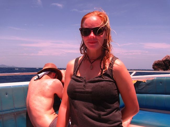 女性スタッフです<br />いつもケラケラ笑ってる北欧系の御嬢さん<br />少女かと思ったらそうでもないらしい〜<br /><br />あれっ?<br />後ろでフランス人だったかな、行きは元気良かったけど・・<br />ダウンしてますな（笑）<br />船上上がるとけっこう波感じます<br /><br /><br /><br /><br />