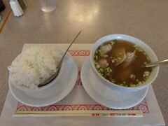 クィーンズ通りの“カントンカフェ”です。

私は、白米が大好きで、食べれないと禁断症状が出ます。
なので、中華料理ならご飯が食べれるかもと思い、入ってみました。

ここは日本語メニューもありますが、そこにはチャーハンしか載っていません。
でも、“Steamed Rice”もあります。
ワンタンスープも、美味しかったです！白米を食べると、ホッとできます。

消費税＆チップ込みで、約10ドルでした。