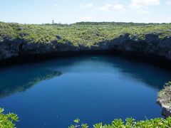 まずは通り池。
2つの池が地下でつながっているそうですが、
神秘的な青色に時間を忘れて見とれてしまいます。
