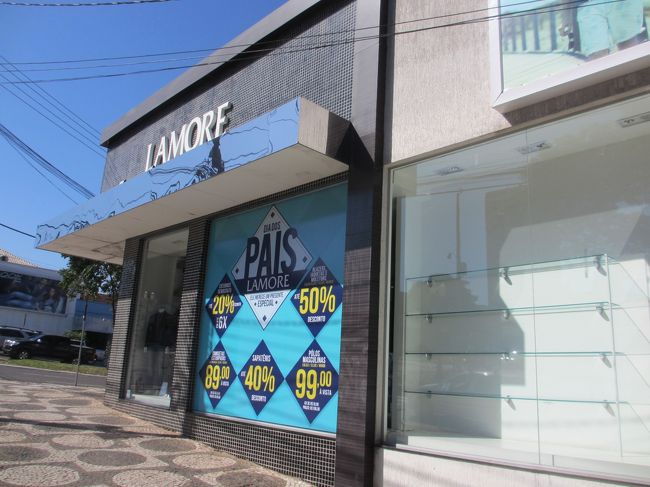 安い店ではジーンズが１本１５００円で買えるブラジル<br />　でも、この店ではセールでも１本１５０００円！<br />その代わりカットが全然違ってカッコイイ<br />　こんなの日本には無い