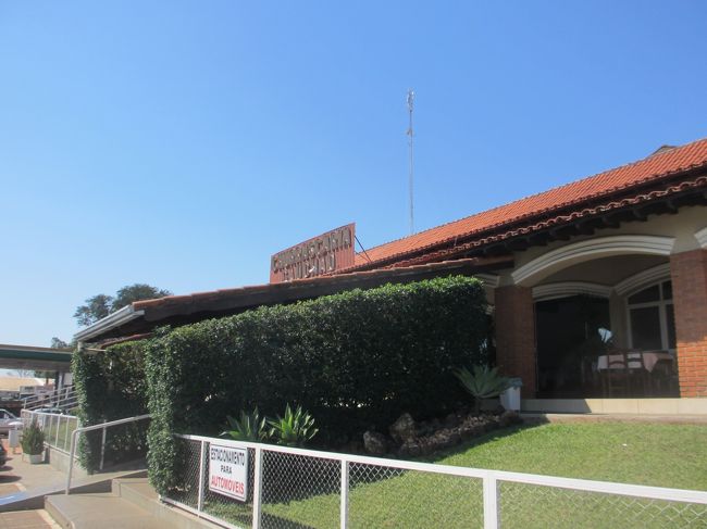 街で一番古くから在るシュハスカリーア<br />　もう２０年以上前からかな〜？<br /><br />２０年前にナンバーワンだったパサドールが<br />　今はお爺ちゃんになってしまったけど<br />　　今でも僕の事を覚えてくれるのは凄く嬉しい<br />レジのおばさんも２０年前の失敗を今でも覚えてる<br />　優しく懐かしい人たちが溢れてるレストランだ<br />