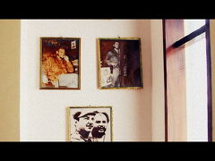 室内には、生前の元気な頃のゲバラの写真が貼られています。