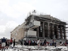 パルテノン神殿。
さすがにすごい人。
何年も前から続いている修復作業は一向に終わる気配がない。