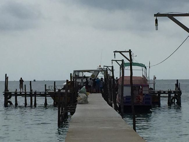 シアーヌクビルのロン島までに行くの船です。