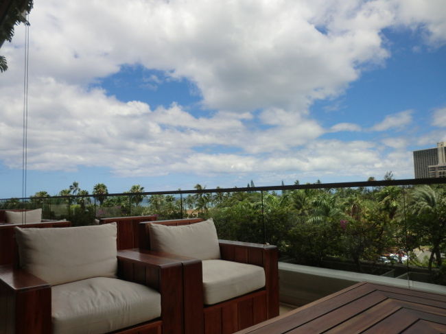 ＪＡＬ便利用でしたので、ホテルまでチャーリーズタクシー（片道35ドル、チップ込）を予約していました。自分でタクシー捕まえるより、安くて安心だと思います。今回もトランプを予約しました。前半８泊お世話になります。学校に近く、セキュリティも良いので。