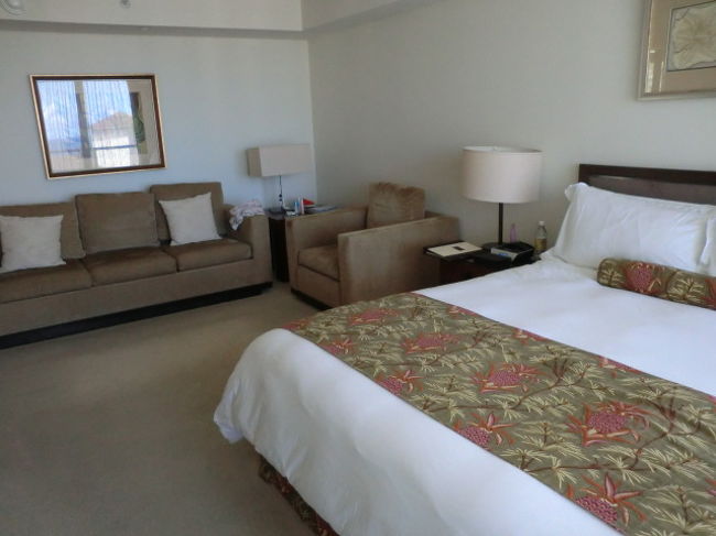 １６時チェックインですが、１時ごろ到着、お部屋が用意できるまで、開いているお部屋を「ホスピタリティルーム」として使わせてもらいました。お部屋が用意できると携帯に３時ころ電話で連絡してもらいました。子供がいるのでいろいろと気を遣っていただいて助かりました。