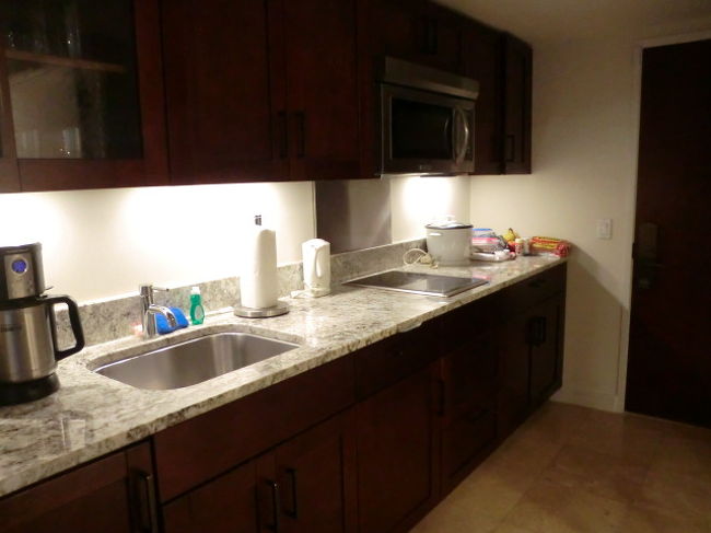 トランプ８泊のうち、初めの３泊はstudioタイプ、５泊がsuiteタイプにしてみました。これはstudioのキッチンですね。意外にこちらの方が、持参した食器や食材を入れるスペースは多かったです。