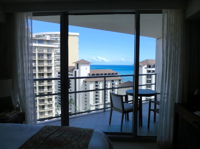 17Fパーシャルオーシャンビューstudioですが、ラナイからは海が十分見えました。こどもは向かいのエンバシーのプール（よく見える）を羨ましがっていました。