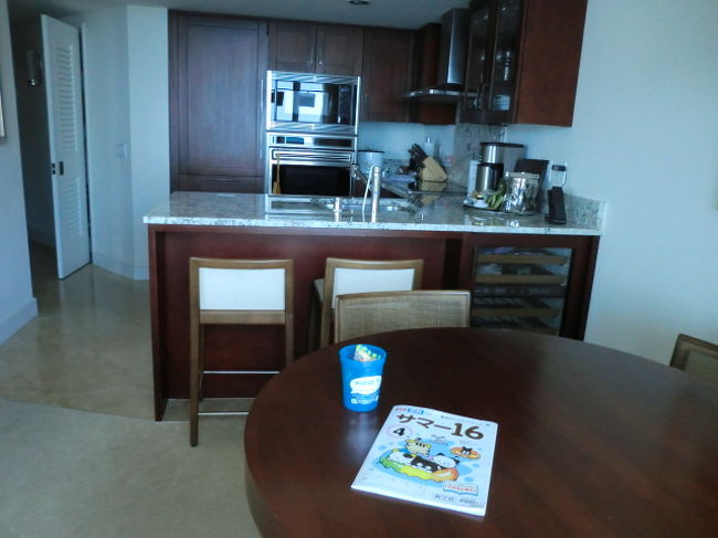 こちらは途中で移った21F１ベッドルームスイートタイプ。こちらもケチってパーシャルにしたのですが、リビングからも寝室からも海がきれいに見えました。<br /><br />やはり比べてみると、スイートの方が、洗濯乾燥機もありますし、キッチンに食洗機はありますし、便利でした。<br />子供はキッチンカウンターを気に入って、朝食はここで食べていました。