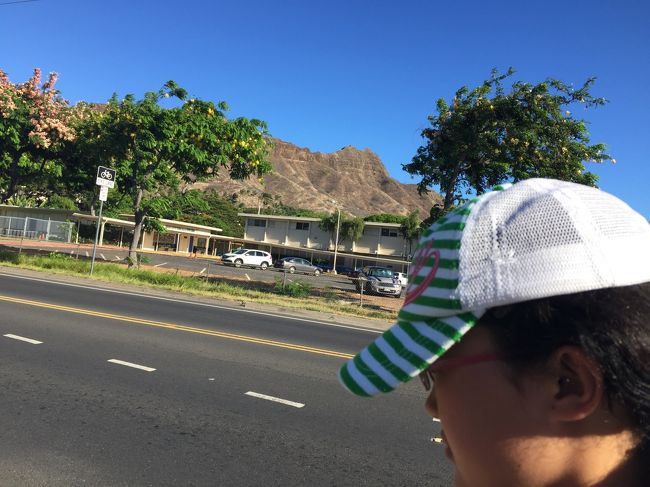 今日はどこかへ食べに行こうか、と言っても、小食の長女はやれ「うどんがいい」だの「コメがいい」だの（涙）。<br /><br />それでも自炊したくない日は・・・モンサラットをてくてく歩いて・・・