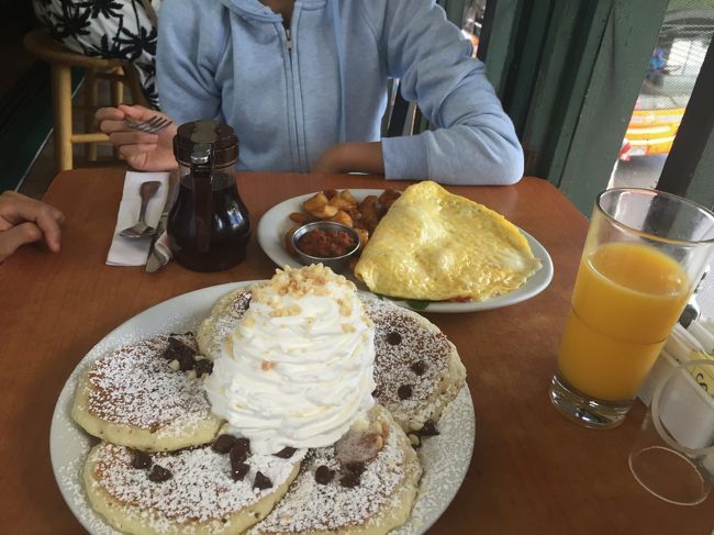 お部屋が用意できるまで、徒歩３分のエグスンでお昼食べたり、ホスピタリティルームで休んだり。