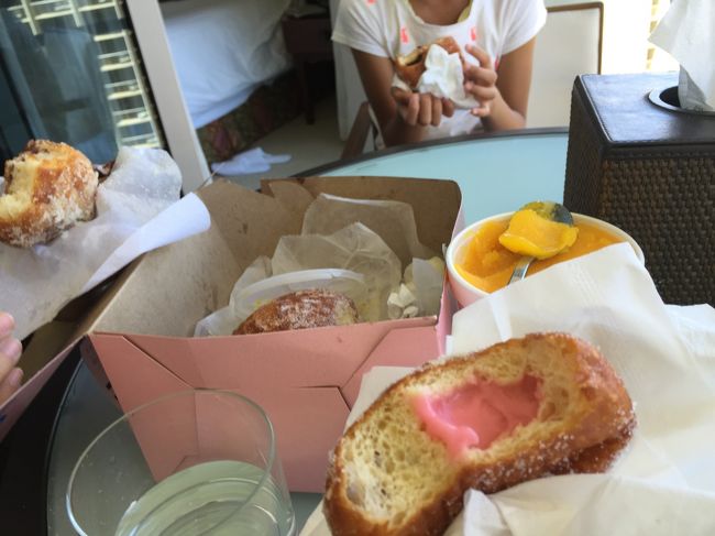 帰りはお米も買ったりして、荷物が増えたので、レナーズでマラサダゲットした後、タクシーを呼んでもらいました。トランプまでチップ込で１８ドルでした。<br />ランチはラナイでマラサダ。７月のマラサダはグアバでした。おいしかったです。