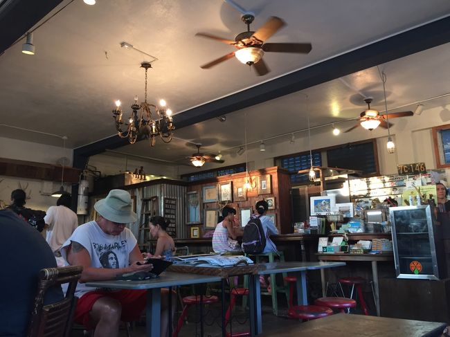 店内もレトロでいい雰囲気。注文の列はできていましたが、To Goの方も半分くらいで、席は空いていました。