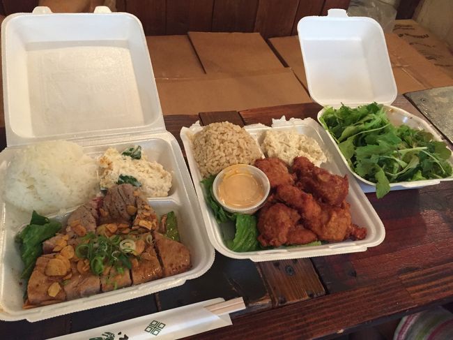 パイオニアサルーンのプレートランチを食べに来ました。<br />モチコチキン、ガーリックアヒ、グリーンサラダ（小）で26ドル。<br />どちらもとてもおいしかったです。絶対またくるぞ！と心に誓いました。<br />３人でも十分な量で、チキンは少し持って帰りました。