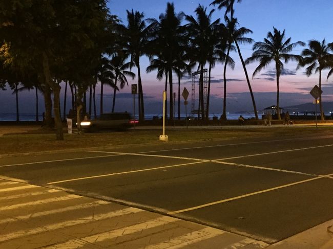 モンサラットからの帰りのバスが、よくわからなくて、結局徒歩で帰りました。<br />カピオラニパークあたりまで１５分くらいでした。だんだん暗くなってきて、少し心細かったのか、子供は歌いながら歩いてました。<br /><br />でも暗くなってもモンサラットAvは仕事終わりのランナーたちがたくさん走っていて、人通りも多かったです。