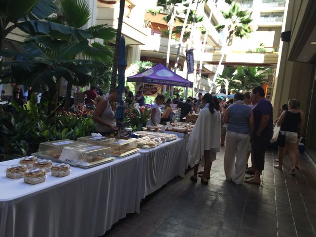 木曜日はハイアットのファーマーズマーケットで買出し。知り合いからはあんまり規模は大きくないよ、と言われましたが、パンやフルーツなど、私にとっては十分でした。事前にコココーブでフルーツやパンの値段を見ていったのですが、やっぱりマーケットの方が安かったです。カットフルーツ３ドル（マンゴー、パイナップル）と葉物野菜６ドル買って帰りました。フルーツは味見させてもらえ、甘くておいしかったです。