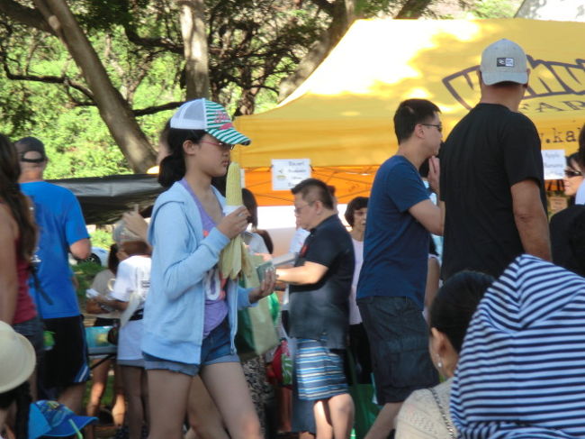 カイルアでパンケーキを食べる予定だったので、ここではあんまり食べすぎないように、と指令を出しておきました。ぶらぶらするだけでも十分楽しいです。<br /><br />カフクコーンがおいしくて、つい２本目購入。子供はスパイスなしのプレーンの方が良いらしく。