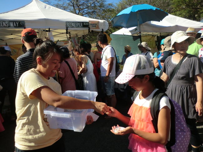 はちみつの試食もありました。おいしいから買って〜というので（味わかるんかい、と思いながらも）熊さんのボトルを購入。４本入りが16？ドルくらいだったかな?