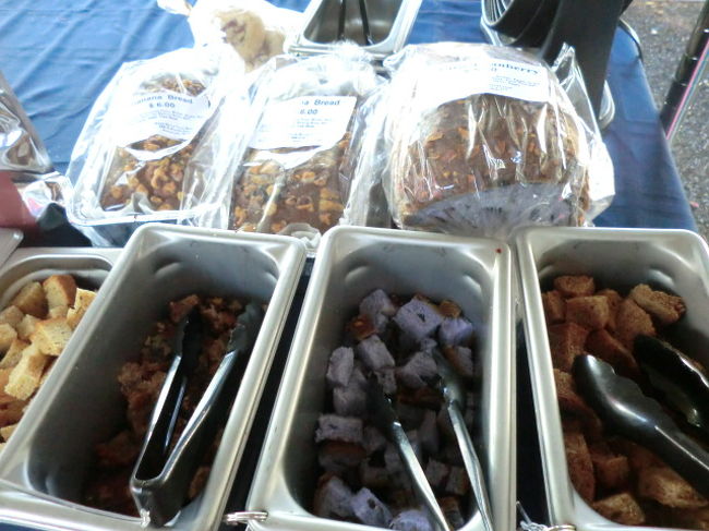 食パンにタロイモを練りこんだものも。