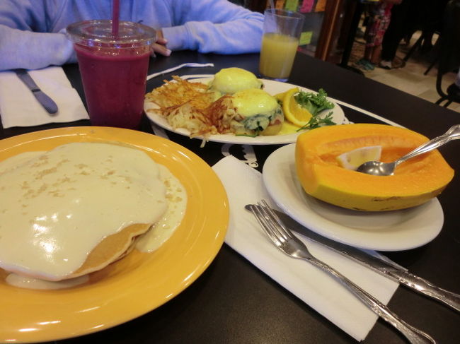 バナナマカダミアナッツソース、エッグフロレンティーン、パパイヤ、スムージーなどをみんなで分けました。50数ドルでした。<br /><br />長女はこの旅で、このパンケーキが一番おいしかったって。