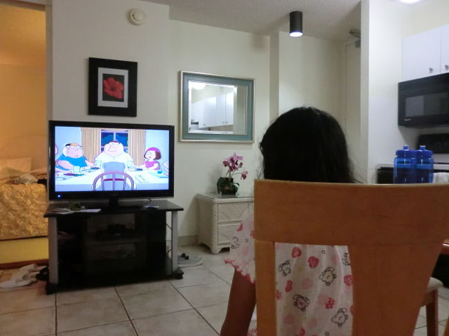 その後、テレビ見たりしてくつろぎました。<br />建物が古いとは聞いていて、特にお風呂がいまいちだったのですが、その点を除けばこちらはこちらでよいコンドだと思います。<br />子供は、おうちみたいでくつろげる、と言っていました。