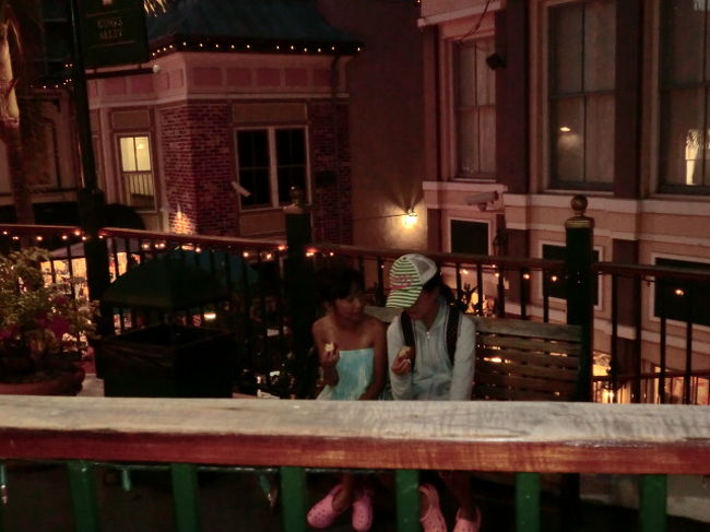 買ったマラサダをベンチでかじります。