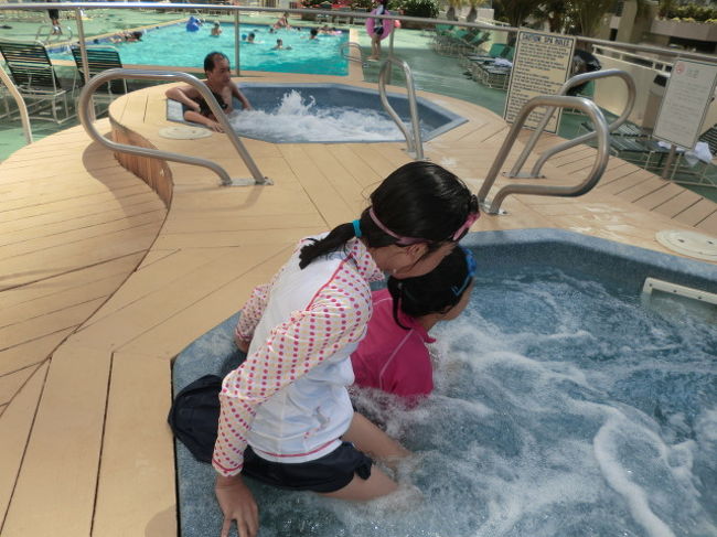 朝食後、早速プール<br />チェアがたくさん置いてあるので、親もゆったりできます。<br />午前中はジャグジーも空いています。午後は芋の子洗いですが。<br />湯温が違うものが2つあります。<br /><br />欧米の人は日向のチェアで、日本人は日陰のチェア、とぱっきり別れていて興味深かったです。