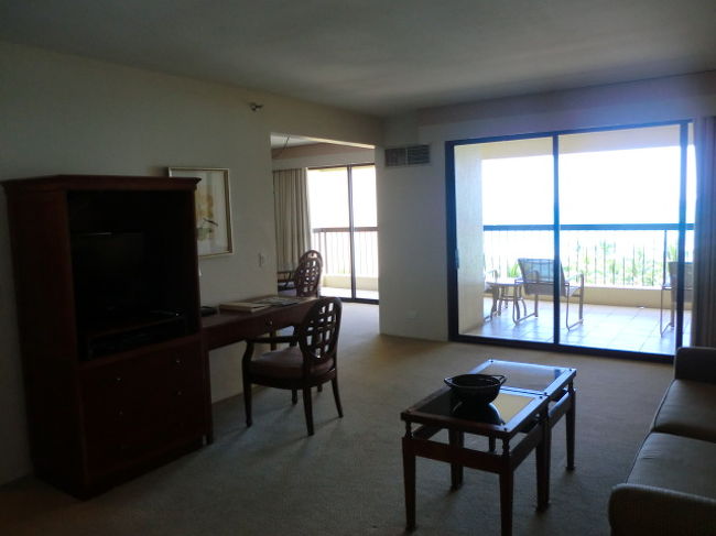 その後、気になっていた近くのコンドミニアムにお部屋を見せてもらいに行きました。<br />フロントで交渉すると、開いているお部屋をいくつか見せてくれました。<br />まずプレミアムから。とにかく広いです。