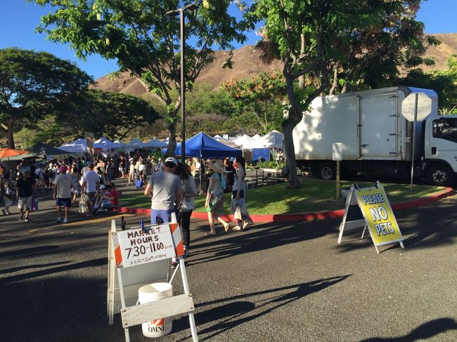 翌日はＷＰＩツアーさんの６時間チャーター184ドルをお願いして<br />　ＫＣＣファーマーズマーケット→カイルア（ターゲット、ブーツ＆キモズ、ホールフーズ）→ラニカイを巡りました。<br /><br />まずはマーケット。<br />前回も滞在中土曜日はありましたが、なんとなく行く気にならず。今回は子供がどんなものか見てみたい、というので。