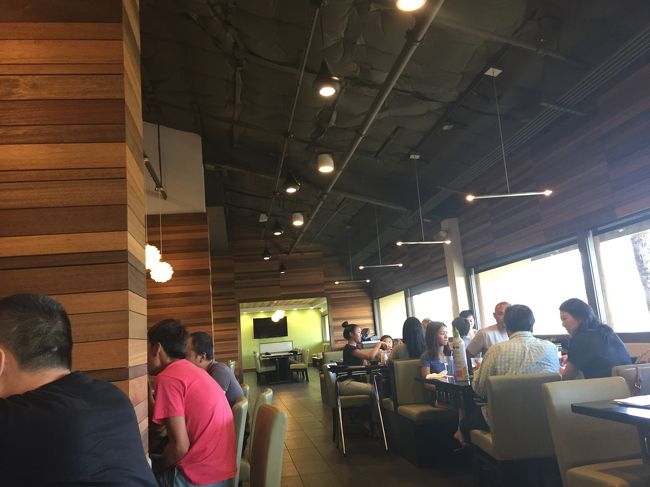 前もっての予約はいっぱいだといわれたので、ウォークインで５時ごろ行ったときには店内ガラガラでしたが、しばらくすると、広い店内が埋まってきました。<br />奥には個室？もありました。<br />日本語メニューはありませんし、店員さんも日本話せませんが、写真とオーダー表突き合せたら簡単です。お客さんはほぼ地元の人のようでした。