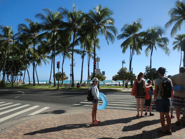 その後、今度はクヒオビーチへ<br />こちら側で泳ぐのは初めて。<br /><br />防波堤で波が穏やかすぎてつまらないと言っていましたが、なんだかんだ言いながら何時間もプカプカ浮いていました。