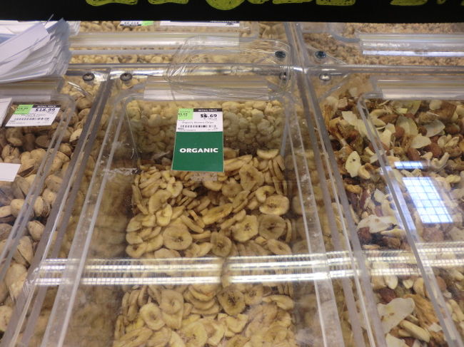 バナナチップとピスタチオを少量買いました。<br />バナナチップスはポテチに混ぜて食べると、罪悪感が減るので。<br />子供は選り分けてましたが（怒）。