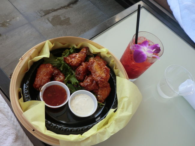 午後はずっとプールあたりで過ごしました。<br />途中で小腹がすいて、つい。<br />タイ風チキンウイングやフライドポテトなどをつまみながら、お昼寝したり、読書したり。