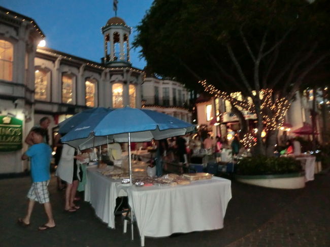 夜、近くのキングスビレッジのマーケットを訪れました。<br />タイ料理のスタンドが多くて、生春巻き食べたくなりましたが、ぐっと我慢しました。