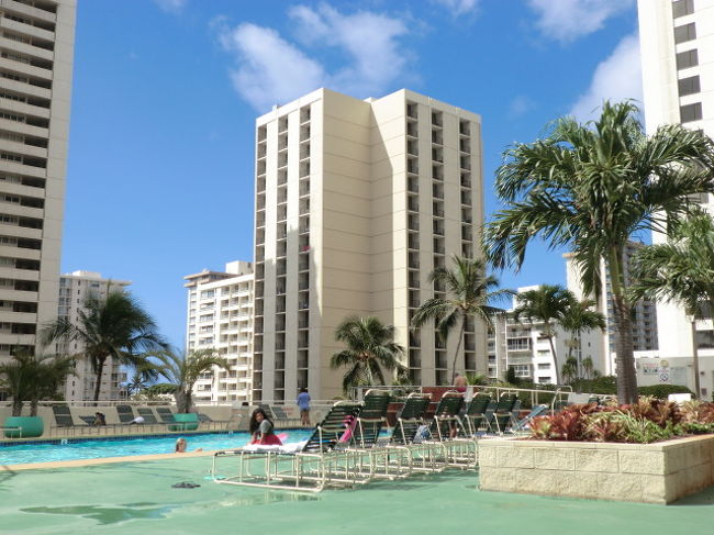 で、アストンワイキキバニヤン　こんにちは。<br />日本から事前支払予約だったので１３時チェックインできました。<br /><br />フロント・ベルデスクも感じよかったですよ。<br />